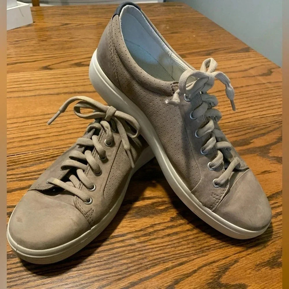 Ecco soft leather sneaker size M8/W10 - Picture 1 of 6
